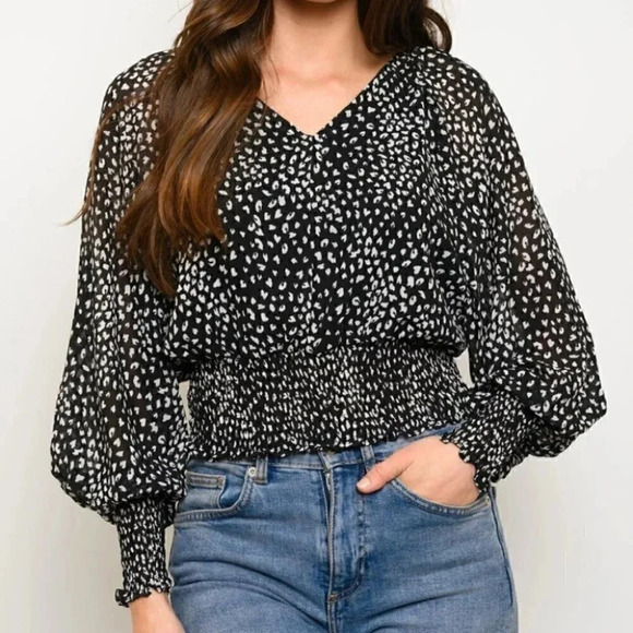 WOMEN'S SMOCKED LOND DOLMAN SLEEVE V-NECK TOP - Picture 1 of 3